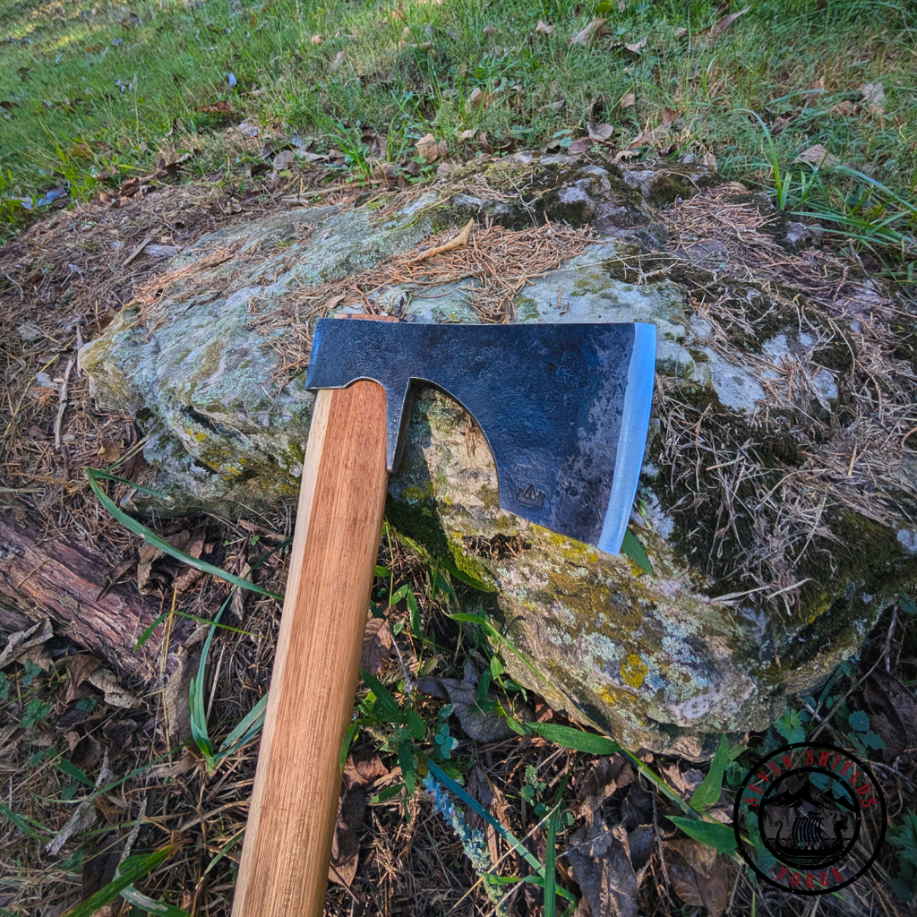 Forged skógur axe