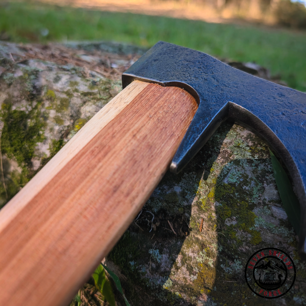 Forged skógur axe