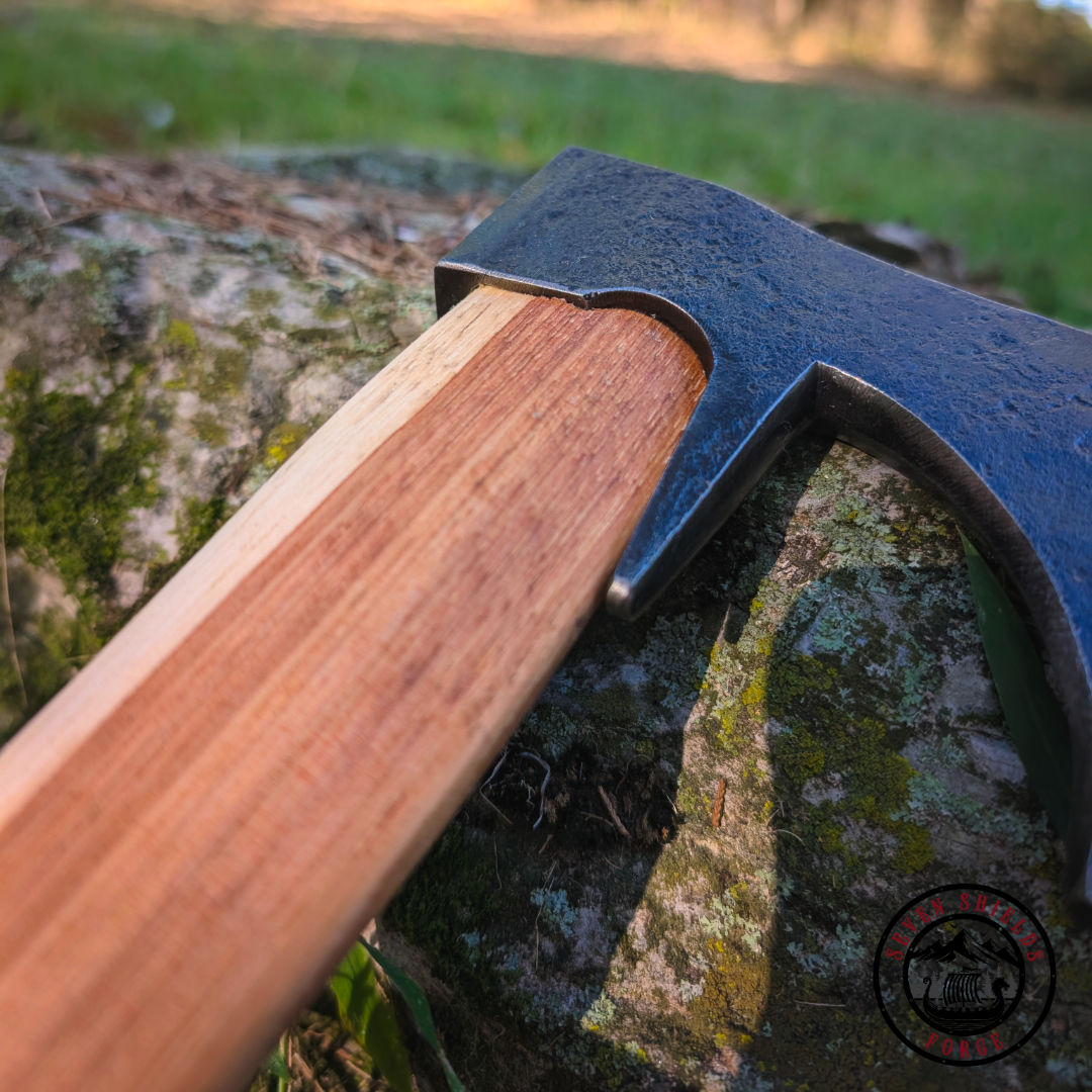 Forged skógur axe