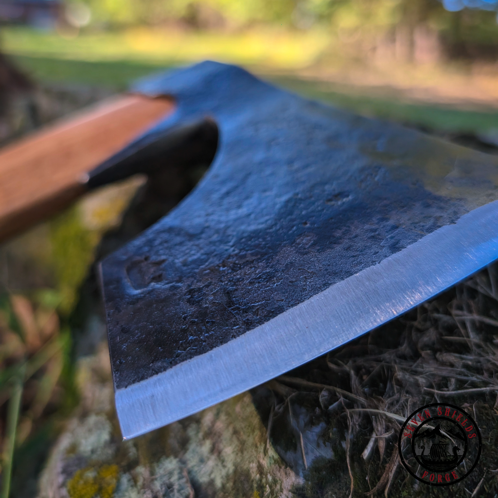 Forged skógur axe